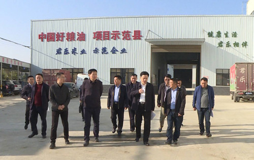 廖星辉调研全市粮食清静省长责任制落实暨“中国好粮油”项目实验情形